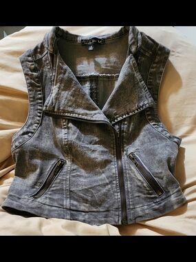 Sz sm. cropped denim vest